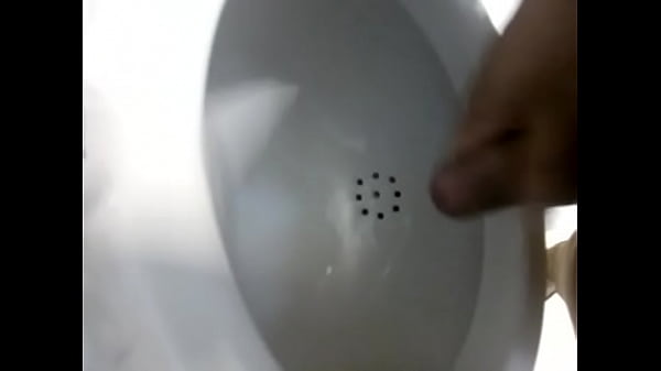 Punheta no mict&oacute;rio 