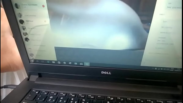 Em busca da batida perfeita - se exibindo na webcam 