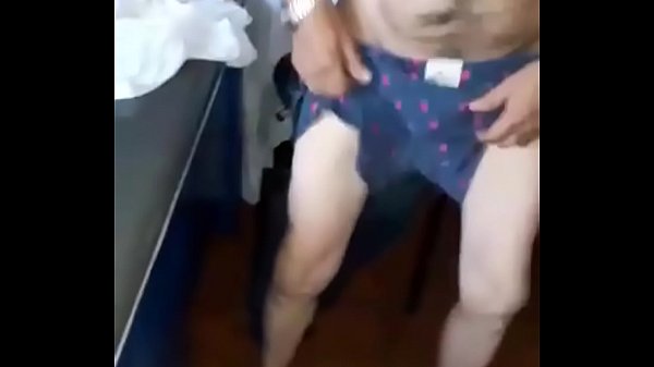 Abuelo le gusta estar sin ropita 