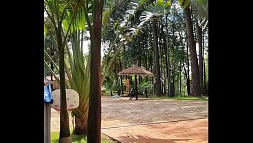 bebiendo bebida tradicional 