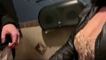 Nonton Slut Wife Sucking Cock In Club New Years Eve thumbnail