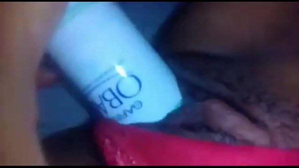 Con el desodorante al fondo 