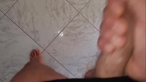 Apri le gambe e inizia a toccartela sborrata dopo una lunga sega per la moglie del mio migliore amico cazzo enorme e tanto sperma per la troia 