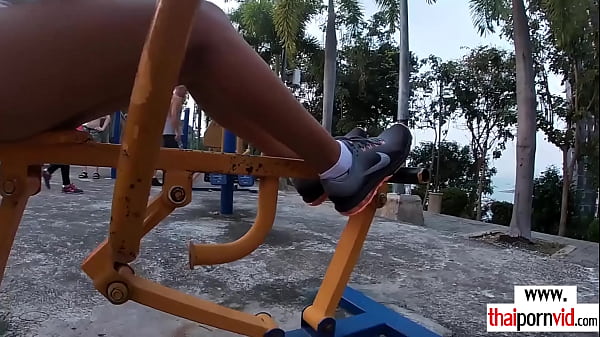 Asian girlfriend thanks her boyfriend by blowing his big_cock