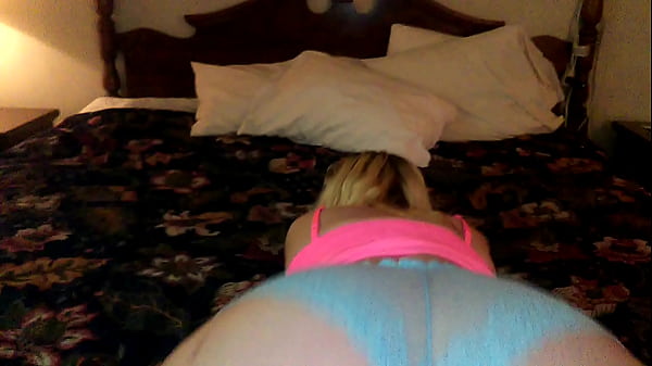 Peach ass twerks in blue panties