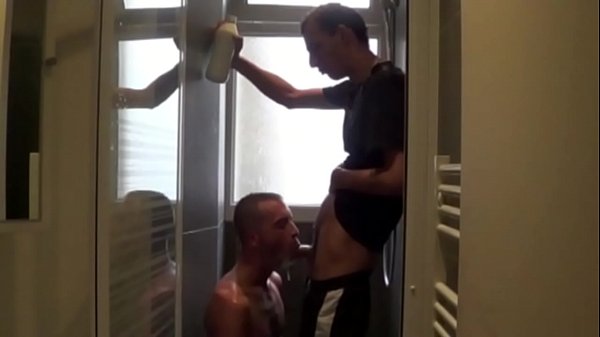 Deux Potes Se Sucent Sous La Douche Et Se Baisent thumbnail