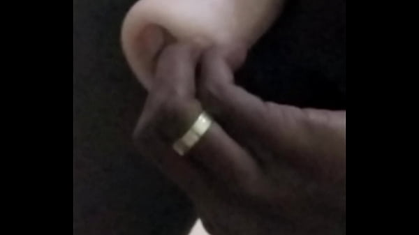 Sentando no brinquedo