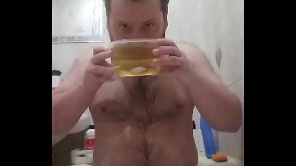 Гей из России готов принять душ из мочи,если ты трахнешь его а затем обоссышь 