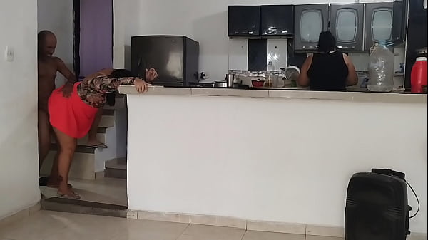 Play MP4 - Padrastro pervertido se folla a su hijastra delante de su hermana gemela sin que ella se d&eacute; cuenta&comma; &eacute;l es su cuidador