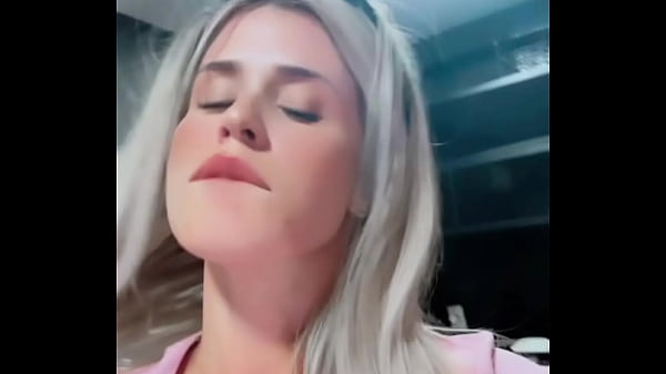 Loira Novinha Fantasiada De Coelhinha Brinca Seu Brinquedinho At&eacute; Gozar thumbnail