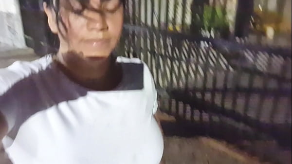 Play MP4 - Sai sem calcinha pra malhar o personal sentiu o cheiro da minha buceta suadinha me levou pro banheiro e encheu minha buceta de porra