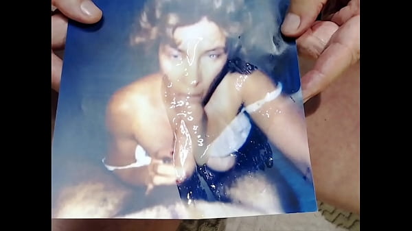 Play MP4 - scharfe Bitch lutscht zwei Schw&auml;nze bis sie ihr ins Gesicht spritzen