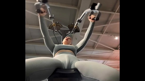 Play MP4 - Masturbate in the gym so hard