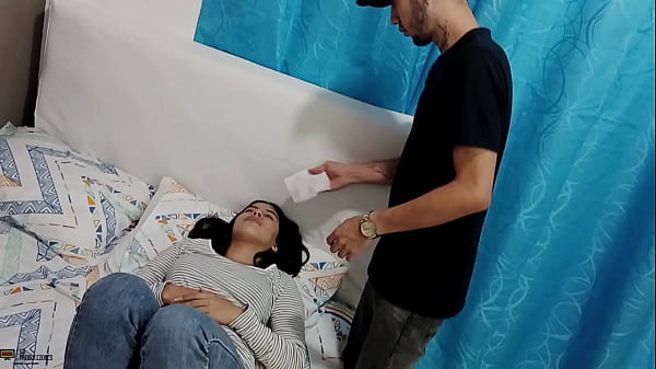 Play MP4 - Se masturban juntos&excl; Pero la hermanastra tomo la polla de su hermanastro para pajearlo con la boca y tragarse la leche HISTORIA COMPLETA