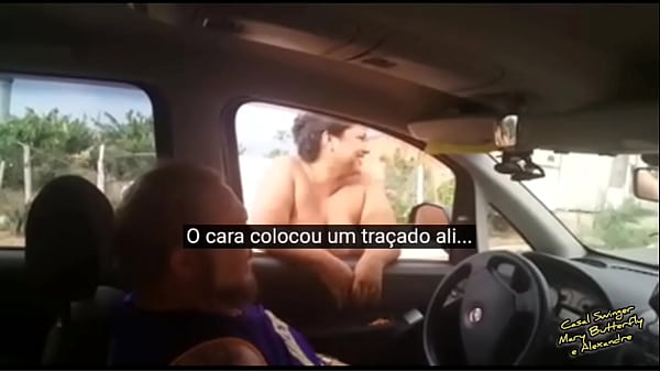 Nua Me Exibindo Em Locais P&uacute;blicos Movimentados E Durante O Per&iacute;odo Diurno thumbnail