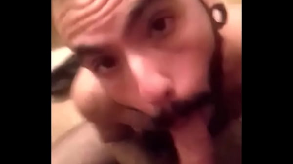 Play MP4 - Mamando y orde&ntilde;ando a dos machos