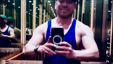 Descubre la doble vida de este hombre heterosexual que hace porno gay por necesidad y nadie de sus amigos heterosexuales lo sabe