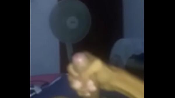 Joven se masturba mientras ve video porno gay 