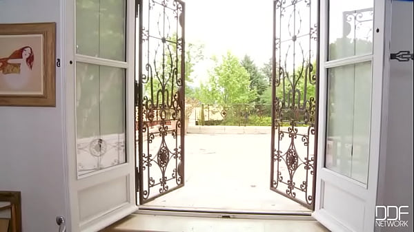 Nonton Will She Use Her Whip? thumbnail