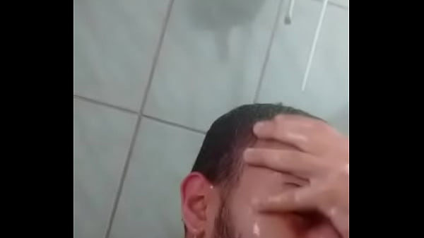 Play MP4 - Maicon K&uuml;ster tomando banho pelado e sensualizando