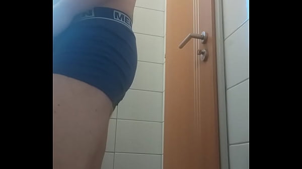 Imi place sa ma masturbez la webcam sa imi beau pisatu si sperma. 