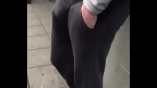 Play MP4 - Bulto de pija en la vereda