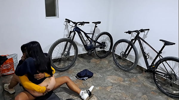 Play MP4 - Mi primahermanastra me chupa la polla mientras estamos en el garaje pt3 ella sabe moverse de una manera sensacional