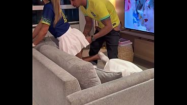 Quero a rola desse macho, seu corno manso - Personal pauzudo foi assistir o brasil na casa da gataaasp e fudeu a casada safada na frente do marido corno mano. video thumbnail