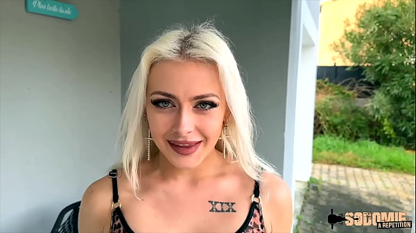 Joy belle blonde aime en prendre plein l'anus