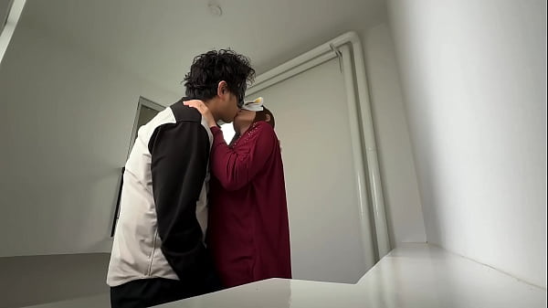 Play MP4 - 職場の屋上で不倫SEX