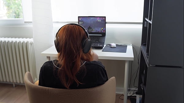 Nonton Gamer Girl Sucks While Stomping Some Noobs thumbnail