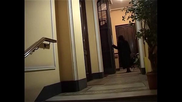 LA vicina di casa sbaglia appartamento e letto... 