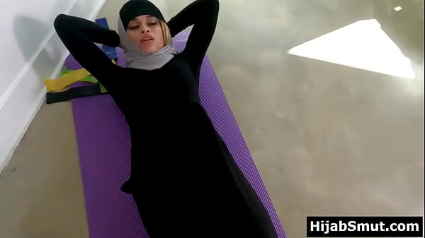 Muslim girl fuckingher personal trainer