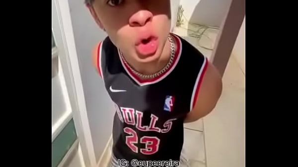 Neg&atilde;o comendo cuzinho 