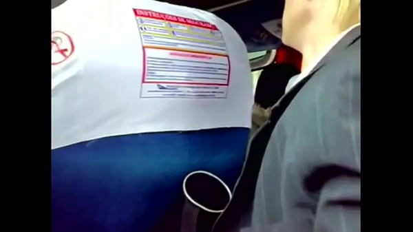 Play MP4 - Putaria no banco de tr&aacute;s do &ocirc;nibus&comma; os caras se punhetando durante a viajem de trabalho