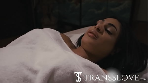 Esta clienta se desnuda mientras le doy un masaje, quiere follar 