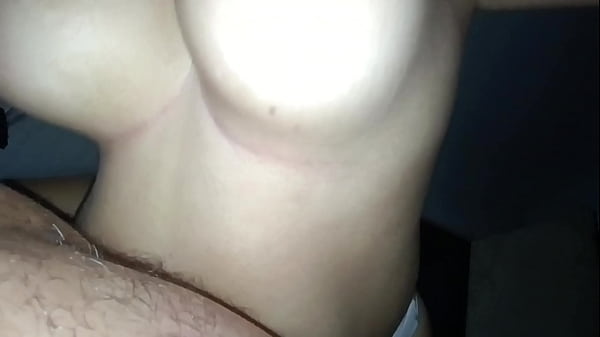 Eu s&oacute; queria arrumar minha mudan&ccedil;a de casa at&eacute; que minha vizinha morena peituda chegou e o clima esquentou demais brasil caseiro amador grandes peitos naturais vaqueira