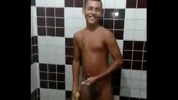 GAROTO DE PROGAMA NO BANHO GAY