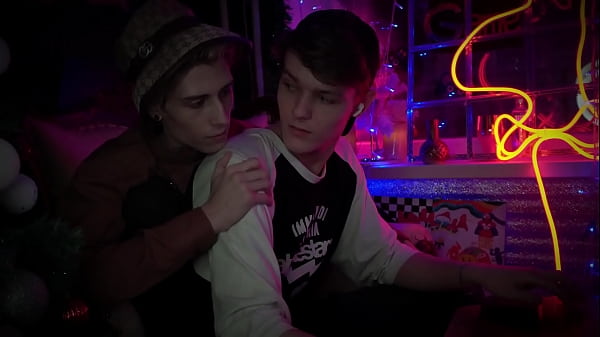 Play MP4 - Passionate gamer and his friend &lpar;Casey Donovan & David Gallagher&rpar;