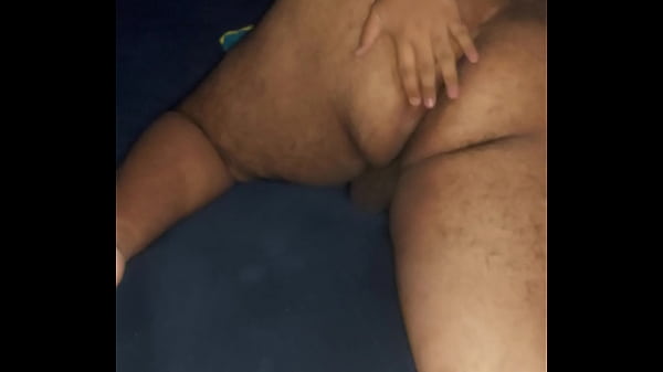 Gordo ense&ntilde;ando su culo hambriento de verga 