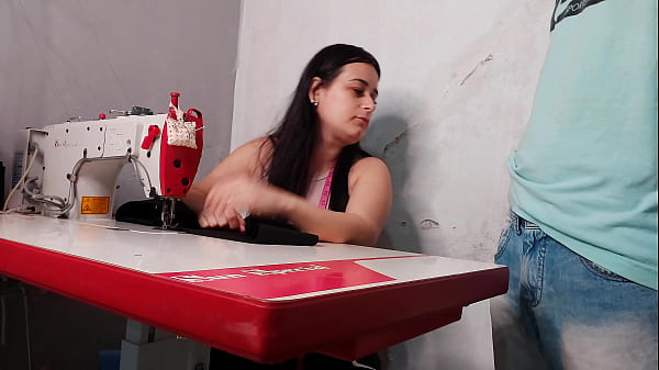 Nonton Costureira Casada Observando Ere&ccedil;&atilde;o Do Cliente thumbnail