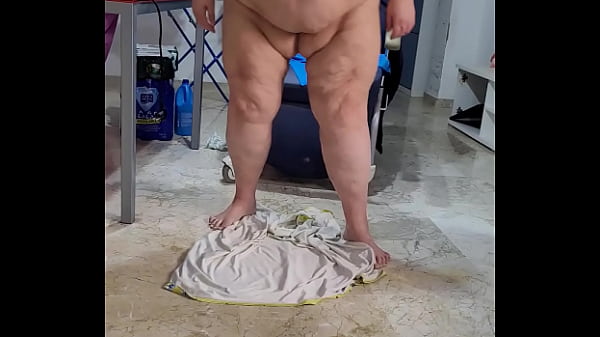 Azulmarina madura orina en el suelo de la casa y juega con el consolador como una perra sucia