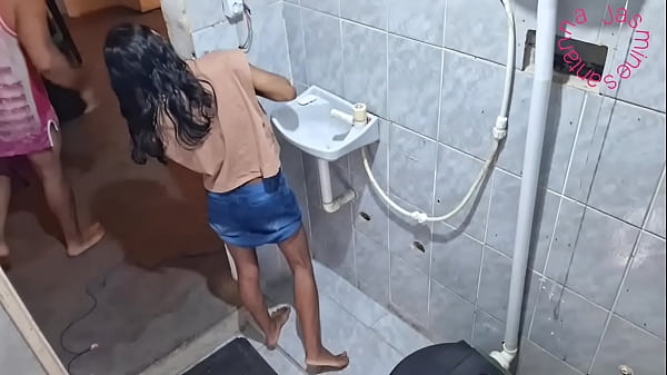 Play MP4 - Dando o cuzinho no banheiro enquanto a amiga est&aacute; do lado esperando tudo acabar