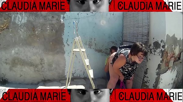 Poniendo cachonda a la gordacontra la escalera en el patio exterior.Que guarra es esta obesa