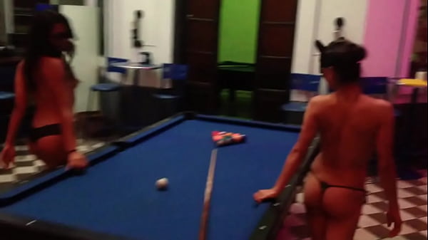 La Gatitay su amiga hacen travesuras en_público