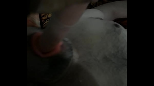 dandole con dildo xxl a cerdo en toda su boca con accesorios bdsm para que su boca este bien abierta 