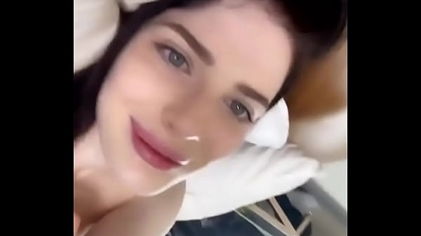 Branquinha gostosa da buceta linda se tocando