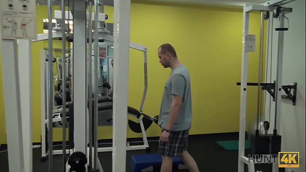 HUNT4K.Cocu pour de l'argent permet au chasseur de baiser sa_copine dans le gymnase vide