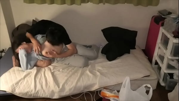 Play MP4 - 「イカ臭いチンコ舐めたい。。」大&bigcirc;生彼女が僕の部屋に泊まりに来た時にスマホいじってる僕の側に寄ってきてズボン越しに勃起した僕のチンコを握って、そのまま2人は下半身裸になって&hellip;。