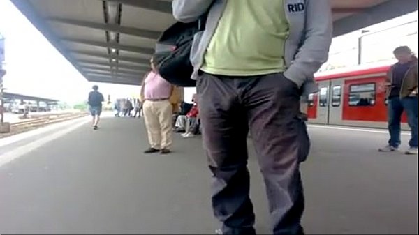 Play MP4 - que neca marcada na esta&ccedil;&atilde;o de trem&period; filmei